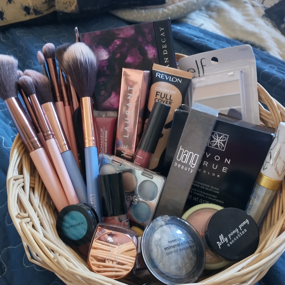 Make-up kit with full set of brushes